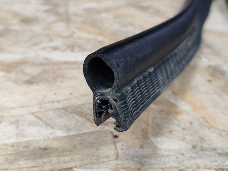 Уплотнительная резинка крышки багажника