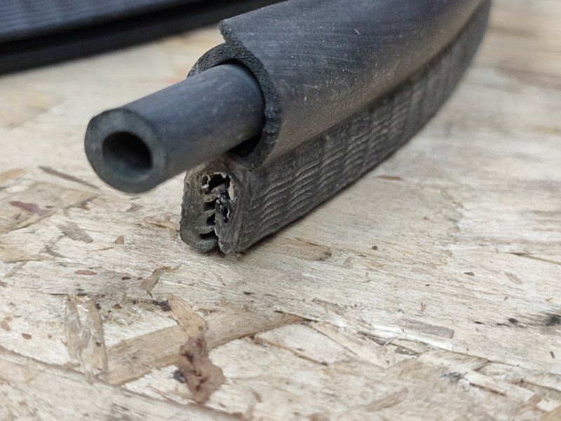 Уплотнительная резинка крышки багажника