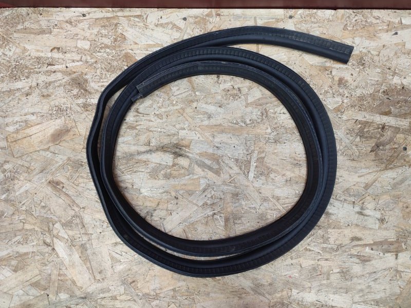 Уплотнительная резинка крышки багажника