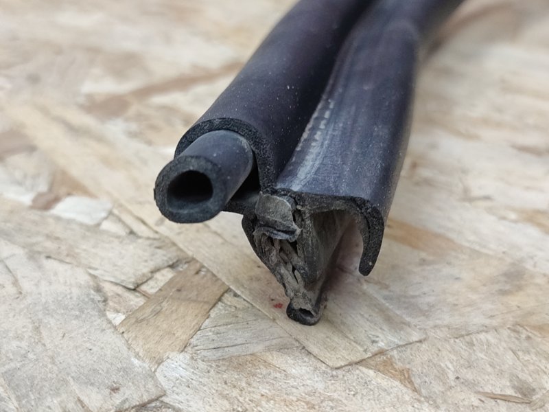 Уплотнительная резинка крышки багажника