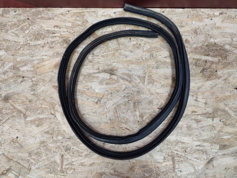 Уплотнительная резинка крышки багажника