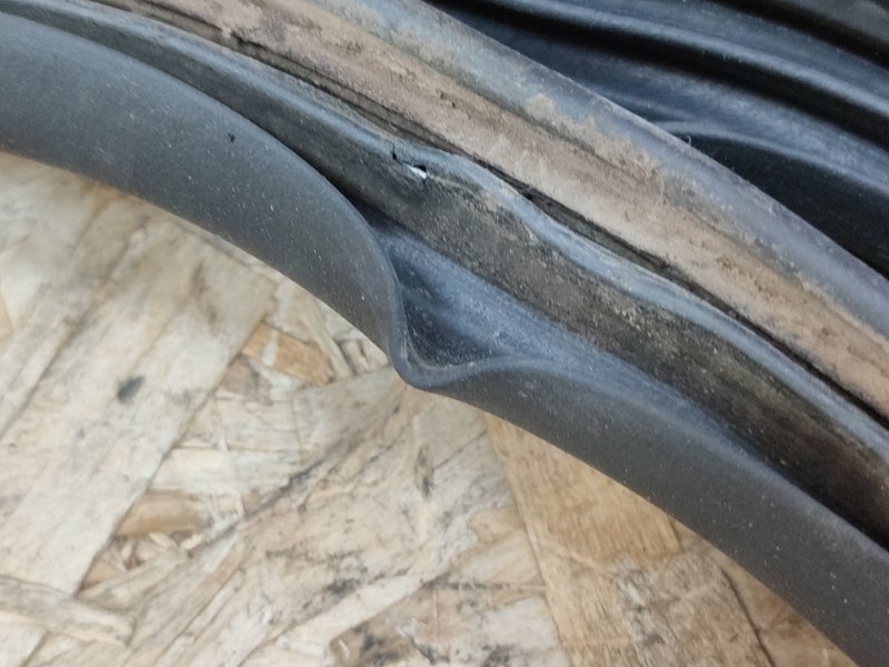 Уплотнительная резинка крышки багажника