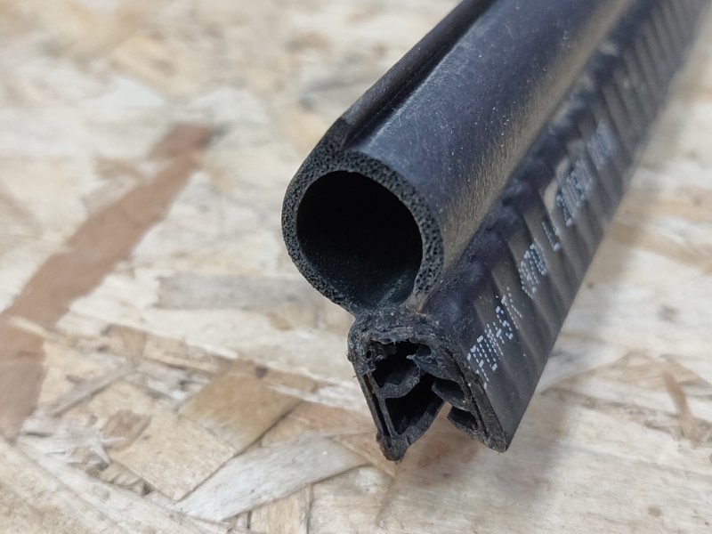 Уплотнительная резинка крышки багажника