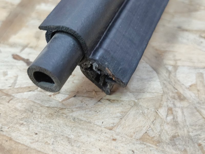 Уплотнительная резинка крышки багажника