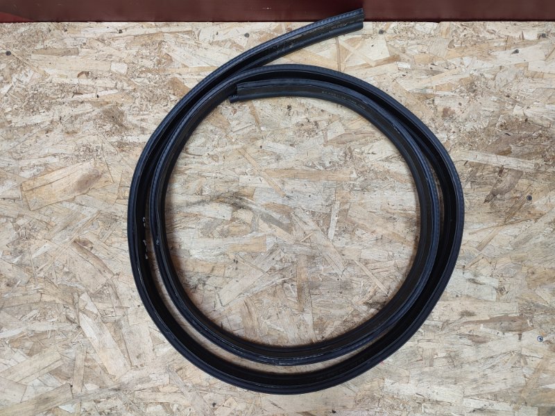 Уплотнительная резинка крышки багажника