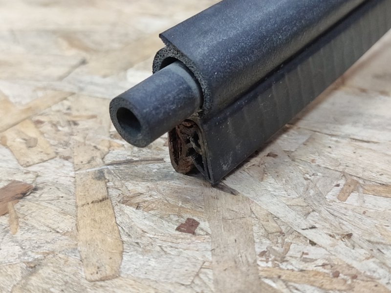 Уплотнительная резинка крышки багажника