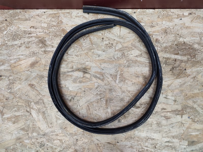 Уплотнительная резинка крышки багажника