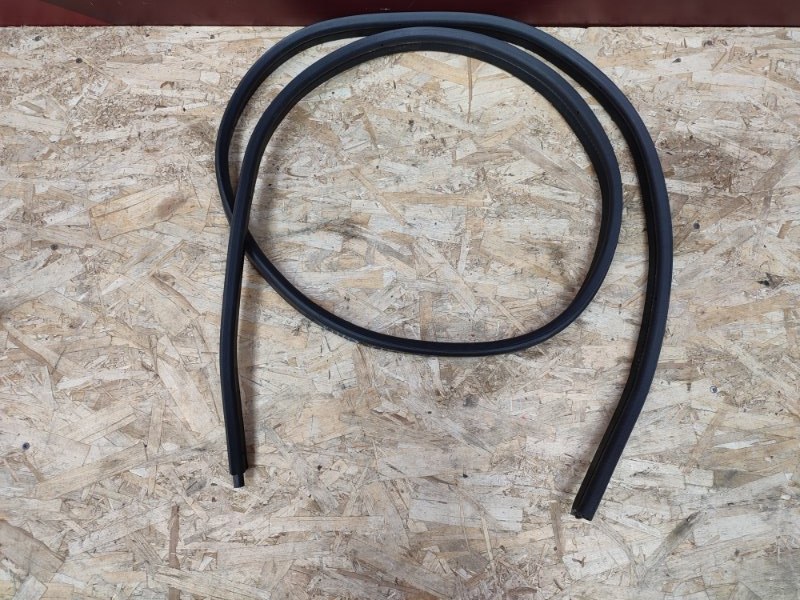 Уплотнительная резинка крышки багажника