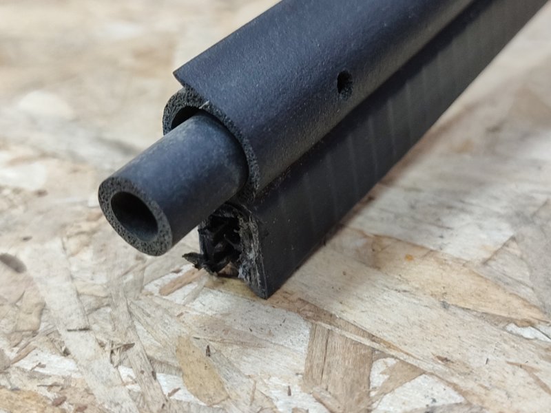 Уплотнительная резинка крышки багажника