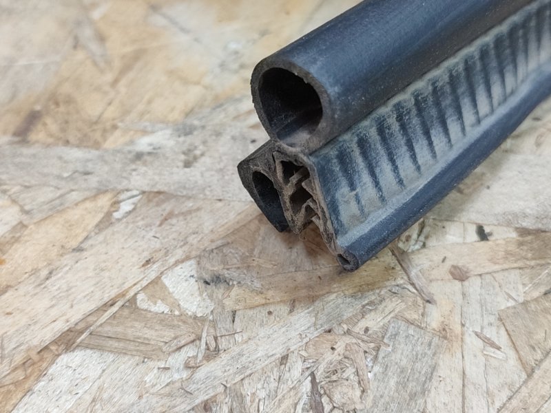 Уплотнительная резинка крышки багажника