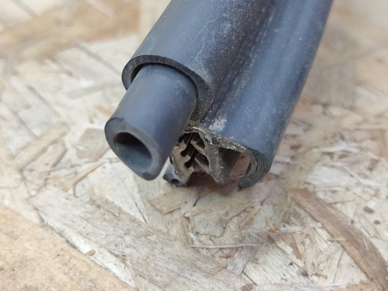 Уплотнительная резинка крышки багажника