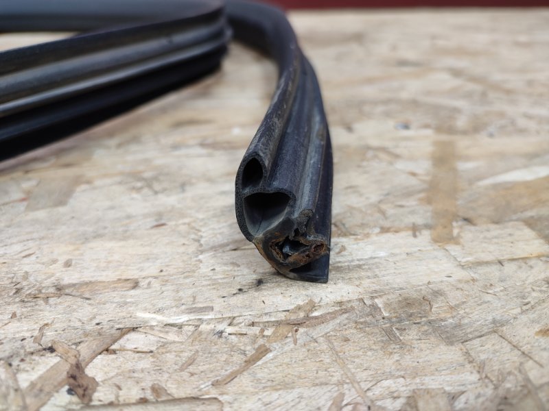 Уплотнитель двери