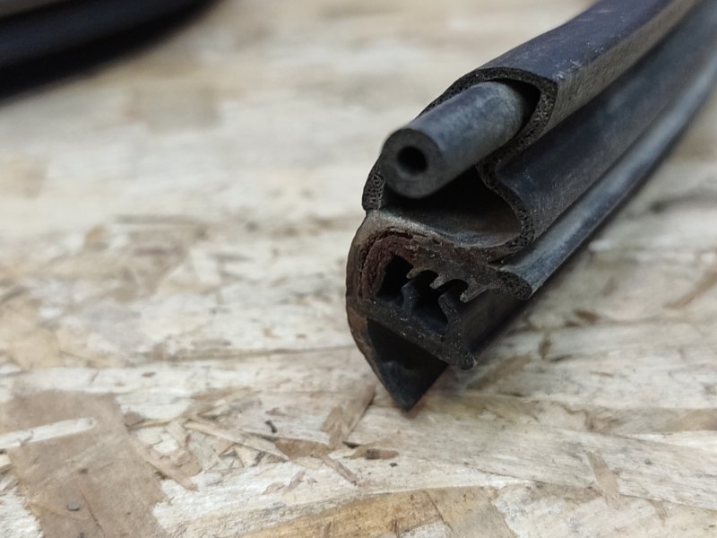 Уплотнитель двери