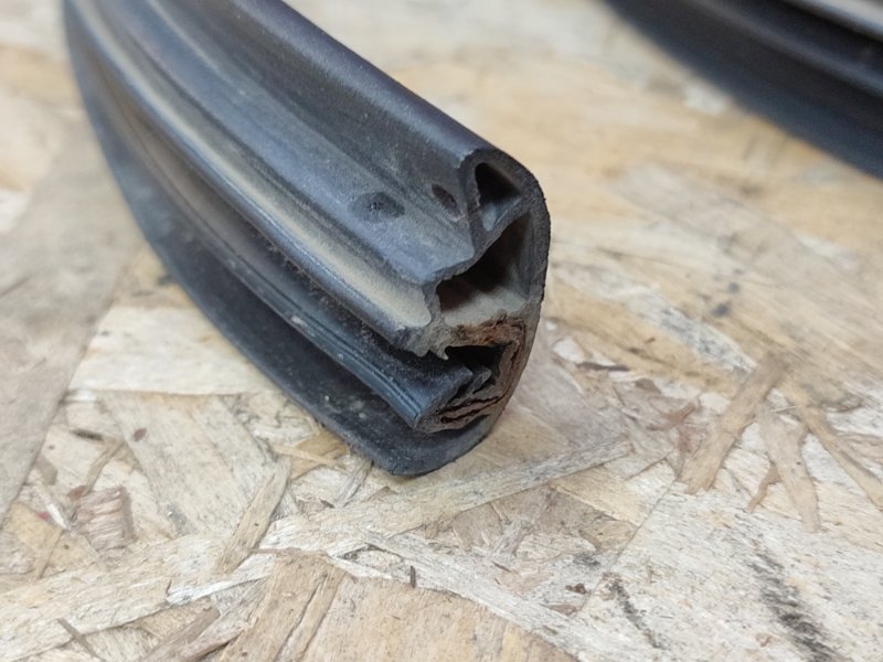 Уплотнитель двери