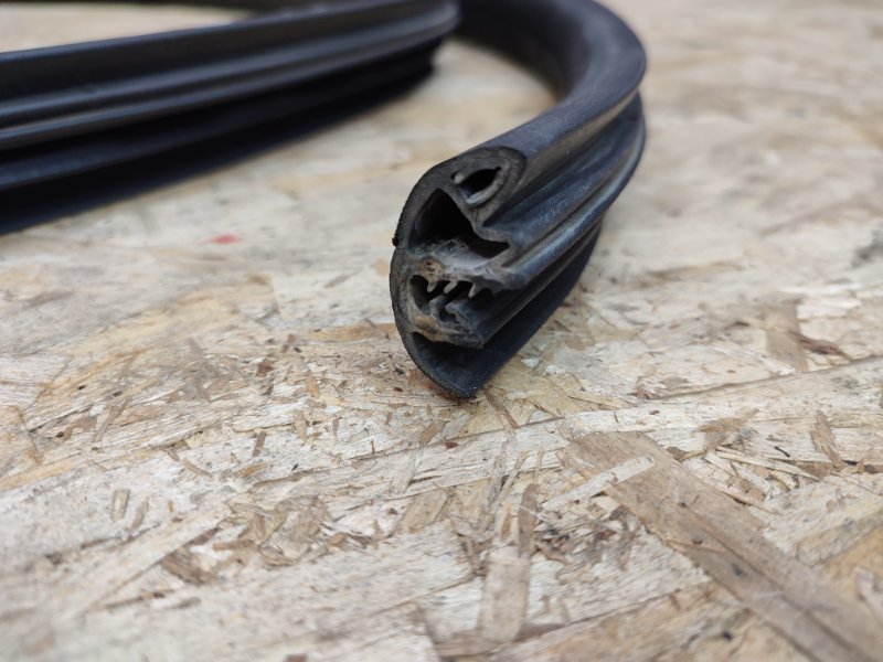 Уплотнитель двери