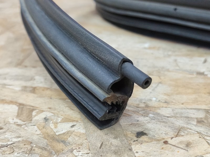 Уплотнитель двери