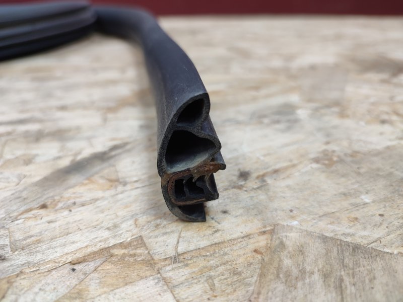 Уплотнитель двери