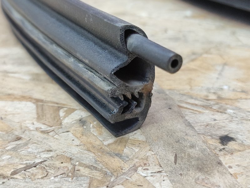 Уплотнитель двери