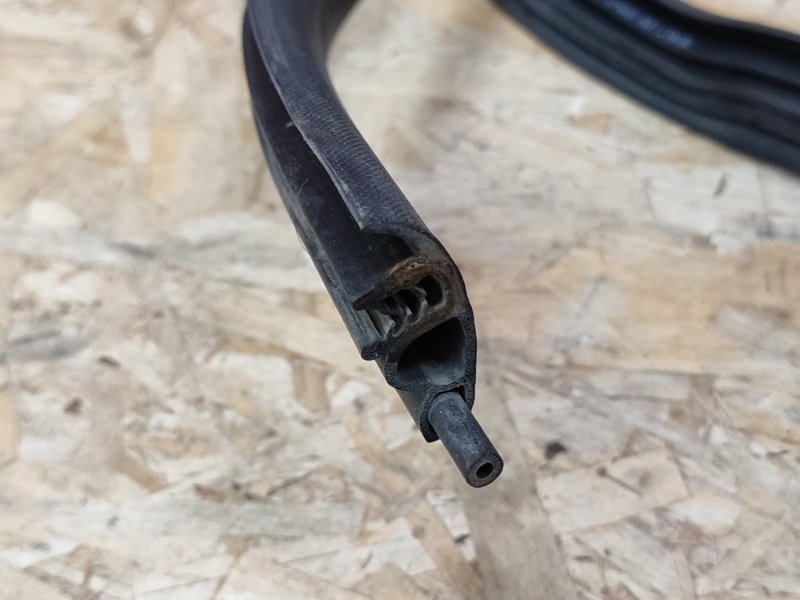 Уплотнитель двери