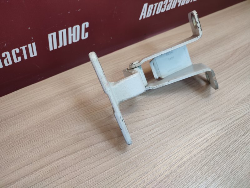 Петля багажника