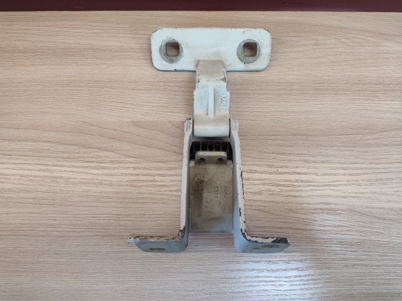 Петля багажника