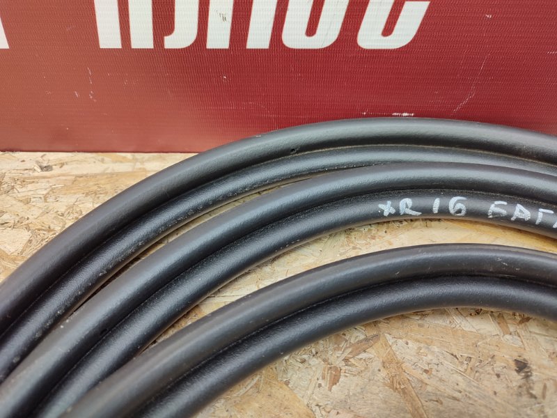 Уплотнительная резинка крышки багажника