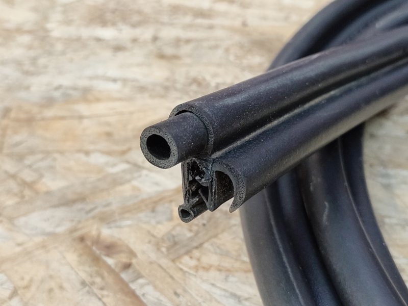 Уплотнительная резинка крышки багажника