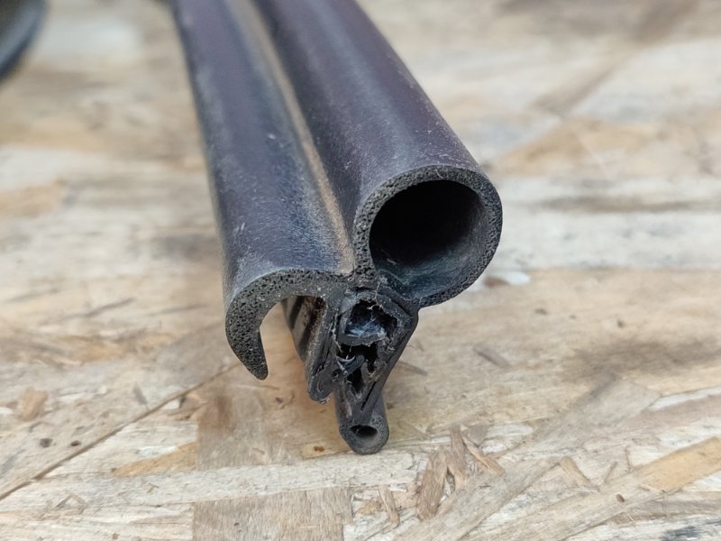 Уплотнительная резинка крышки багажника