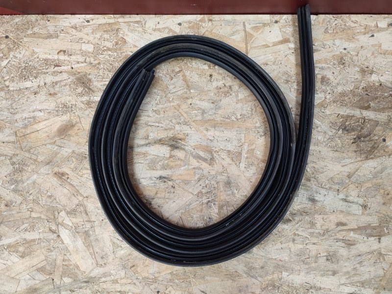 Уплотнительная резинка крышки багажника