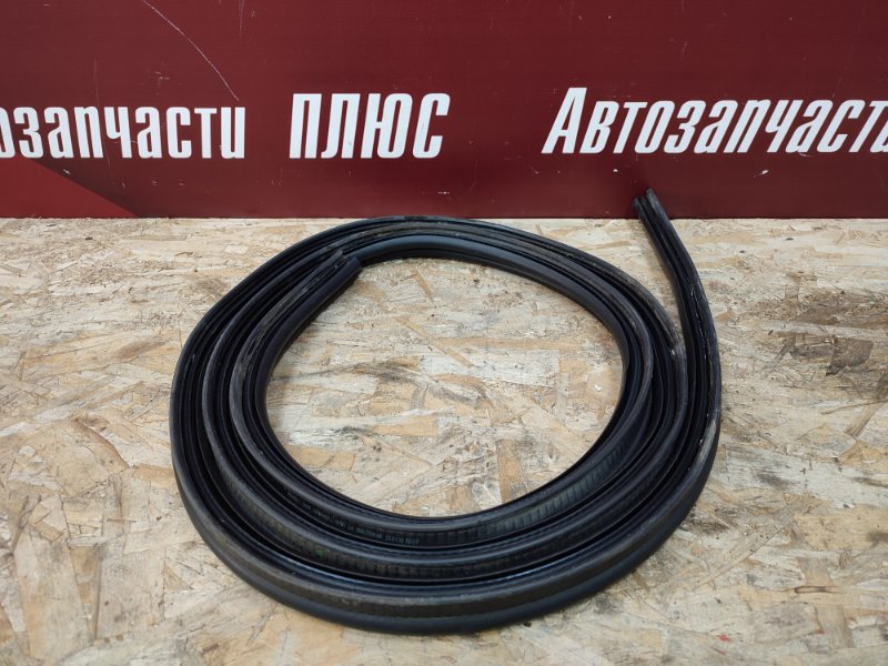 Уплотнительная резинка крышки багажника