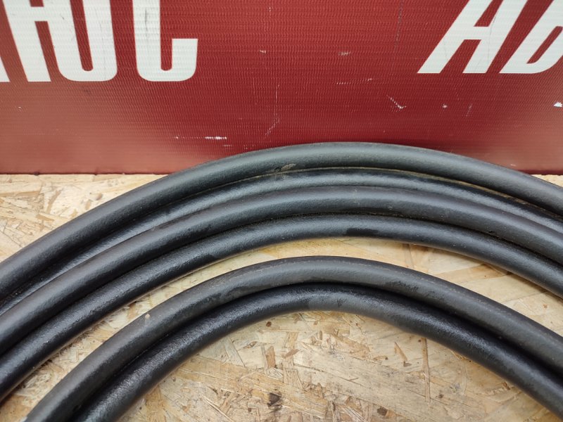 Уплотнительная резинка крышки багажника