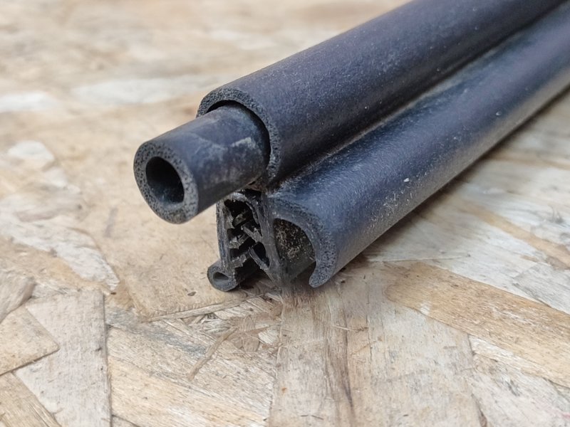 Уплотнительная резинка крышки багажника