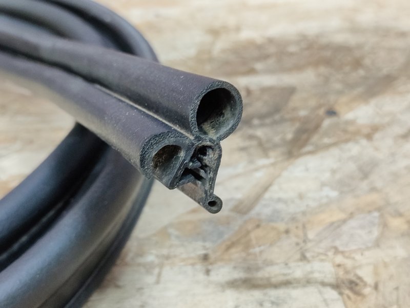 Уплотнительная резинка крышки багажника