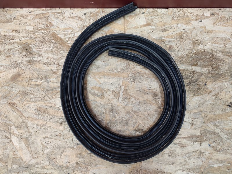 Уплотнительная резинка крышки багажника