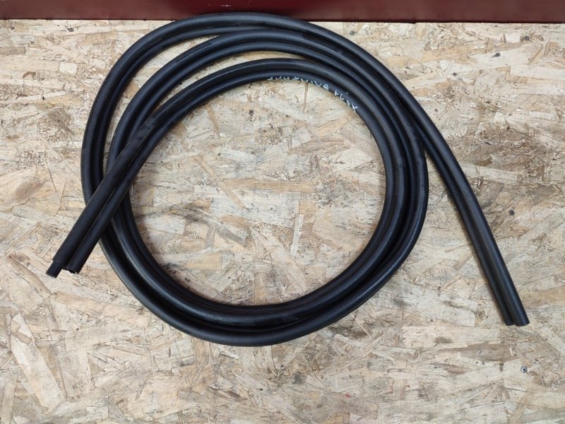 Уплотнительная резинка крышки багажника