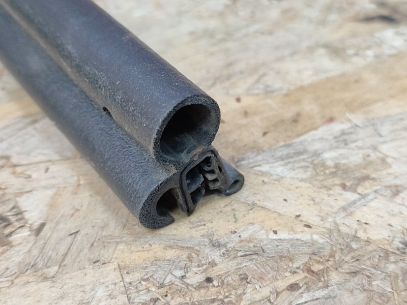 Уплотнительная резинка крышки багажника