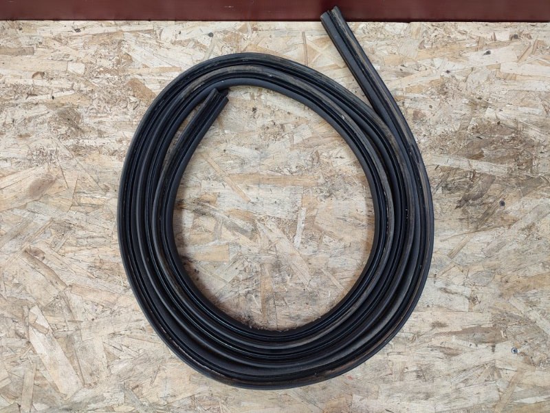 Уплотнительная резинка крышки багажника