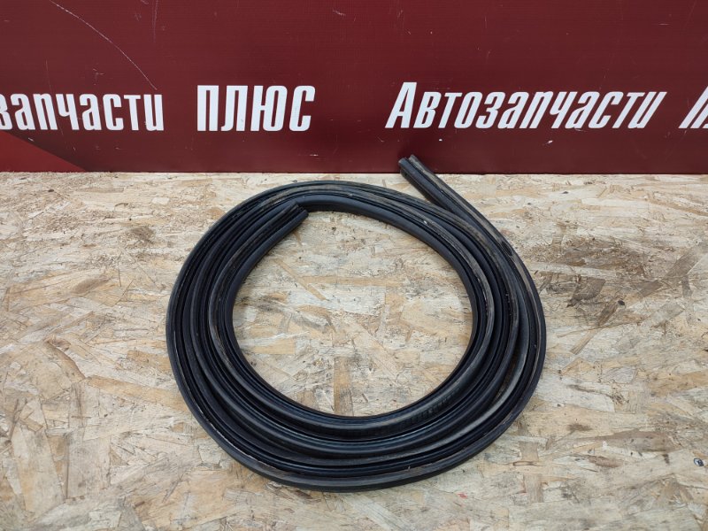 Уплотнительная резинка крышки багажника