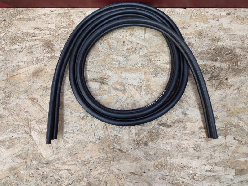 Уплотнительная резинка крышки багажника