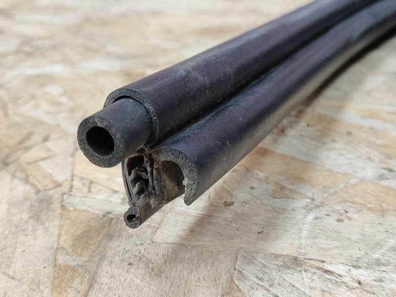 Уплотнительная резинка крышки багажника