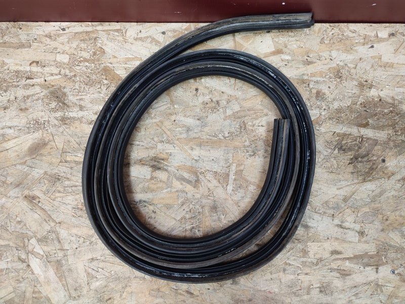 Уплотнительная резинка крышки багажника