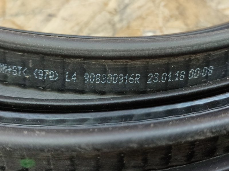 Уплотнительная резинка крышки багажника