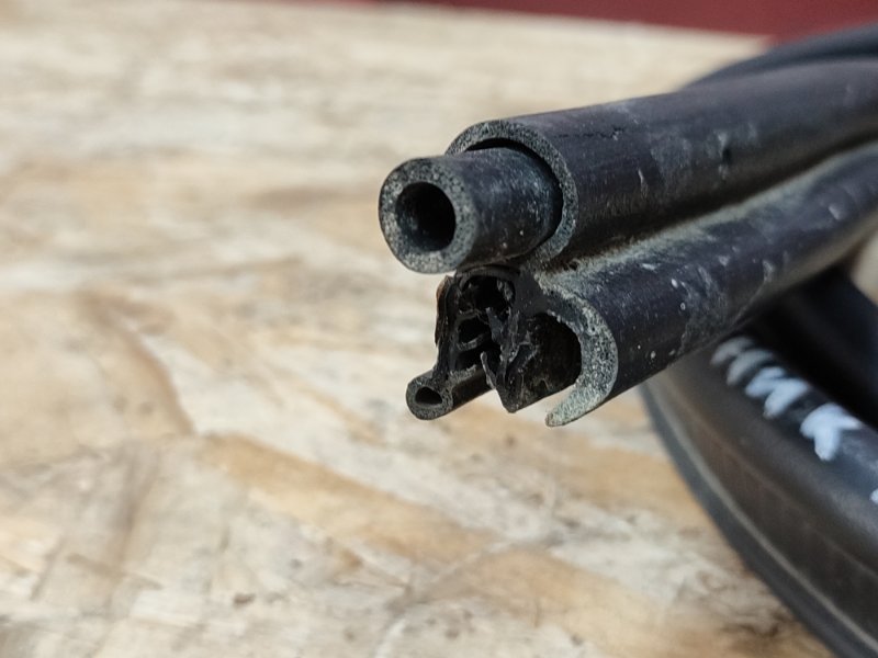 Уплотнительная резинка крышки багажника