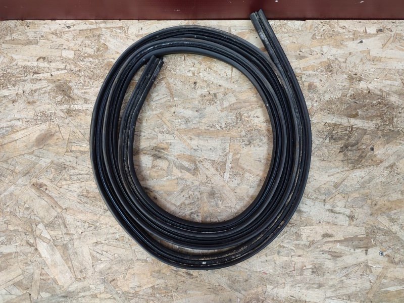 Уплотнительная резинка крышки багажника