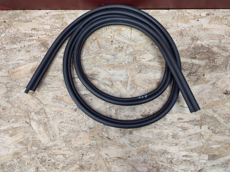 Уплотнительная резинка крышки багажника