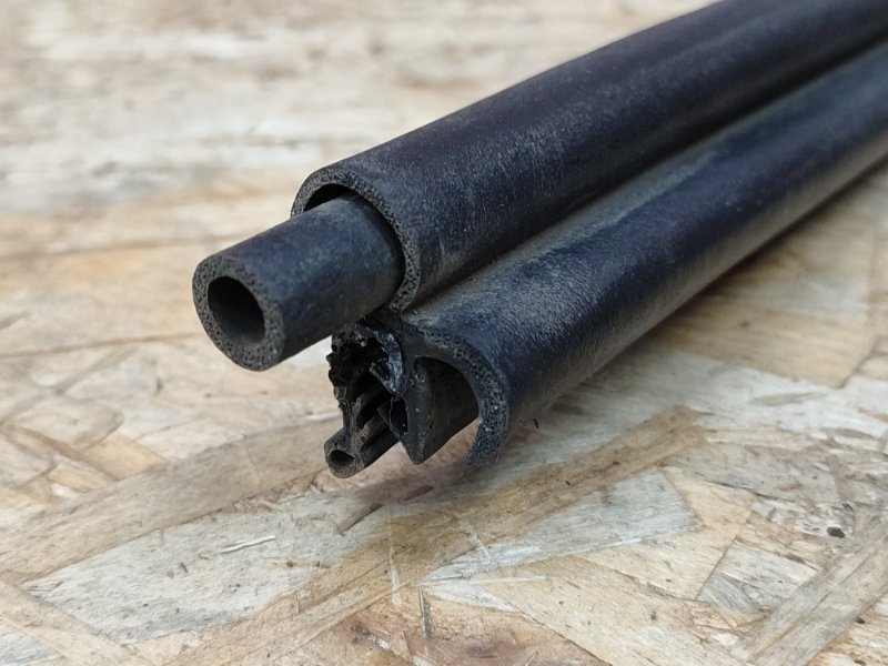 Уплотнительная резинка крышки багажника