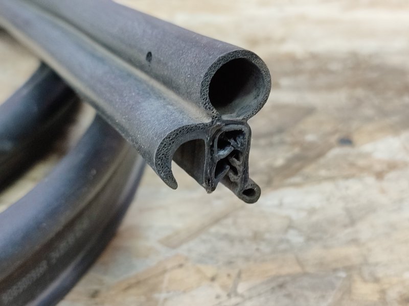 Уплотнительная резинка крышки багажника