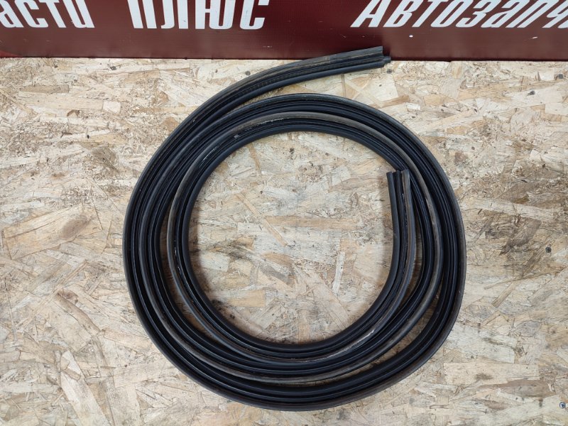 Уплотнительная резинка крышки багажника