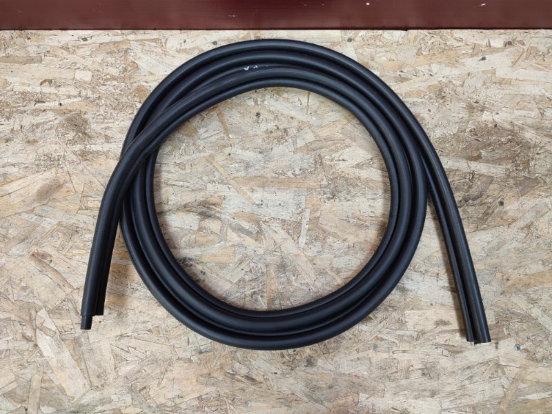 Уплотнительная резинка крышки багажника