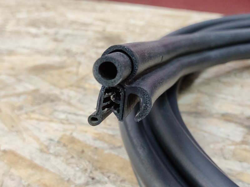 Уплотнительная резинка крышки багажника